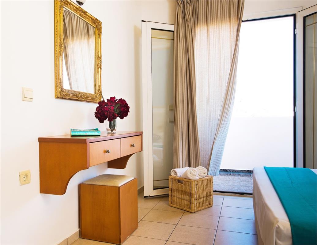 Yiannis Manos Hotel Resort