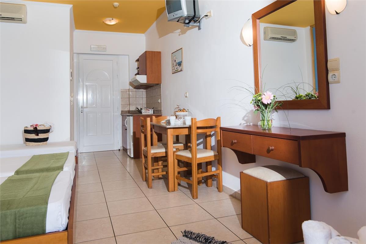 Yiannis Manos Hotel Resort